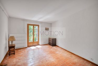 EXCLUSIVITE - Spacieuse Maison de Village composée de 3 bâtiments en plein coeur de Sézegnin