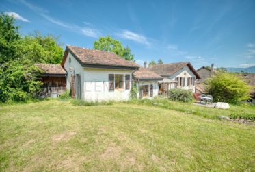 EXCLUSIVITE - Spacieuse Maison de Village composée de 3 bâtiments en plein coeur de Sézegnin