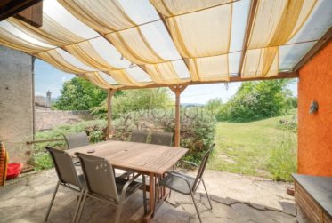 EXCLUSIVITE - Spacieuse Maison de Village composée de 3 bâtiments en plein coeur de Sézegnin